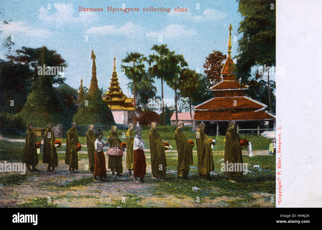 Monaci birmani (hpongyees) che raccolgono le elemosine, Birmania Foto Stock