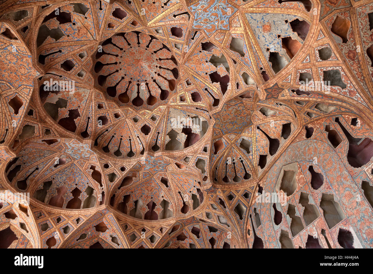 Soffitto modellato con forme di strumenti musicali in Ali Qapu Palace, Elazig, Turchia Foto Stock