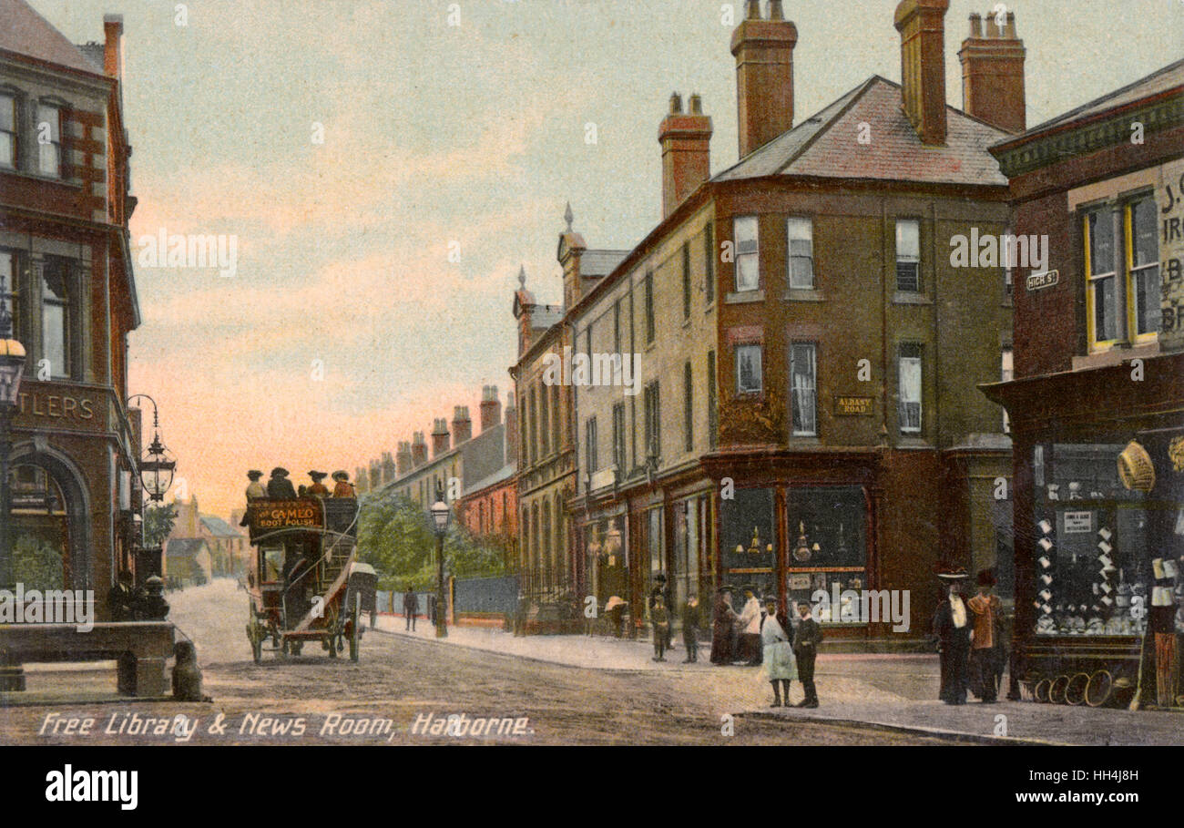 High Street, Harborne, Birmingham, West Midlands, ubicazione della libreria gratuita e News Room (al centro dell'immagine, attraverso la strada, con ringhiere). Foto Stock