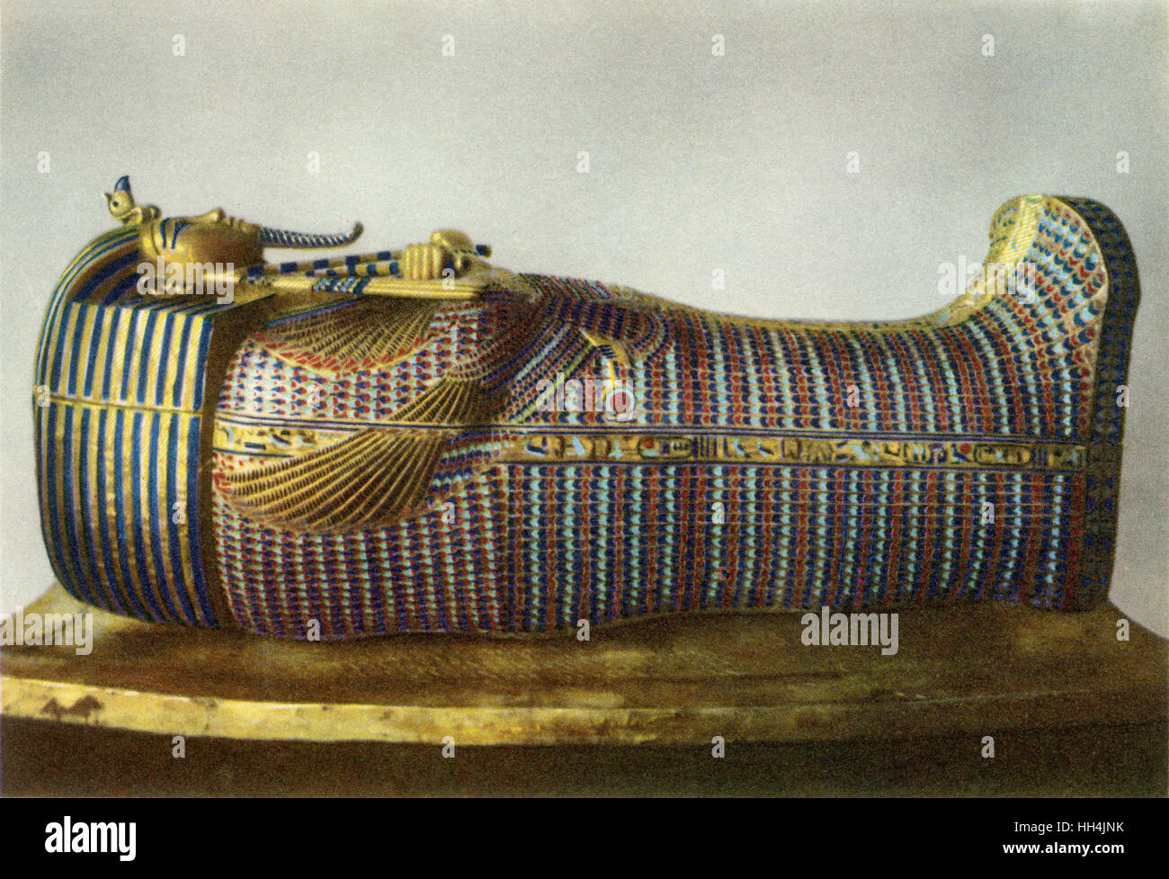 La seconda delle tre bare di Pharao Tutankhamon (regnò 1332-1323 BC), come scoperto da Howard Carter tra gli altri nel 1922 nella Valle dei Re, appartiene alla più ampiamente noto insieme di tesori di antico Egitto. Il antropoidi, bara di legno è rivestire Foto Stock
