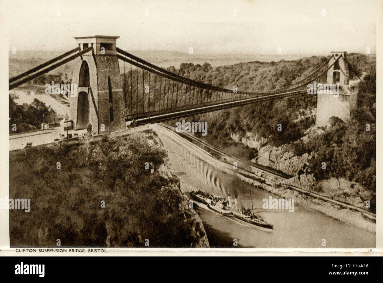Bristol - The Clifton Suspension Bridge (progettata da Isambard Kingdom Brunel) oltre il Fiume Avon Gorge - un paddlesteamer passa al di sotto. Foto Stock