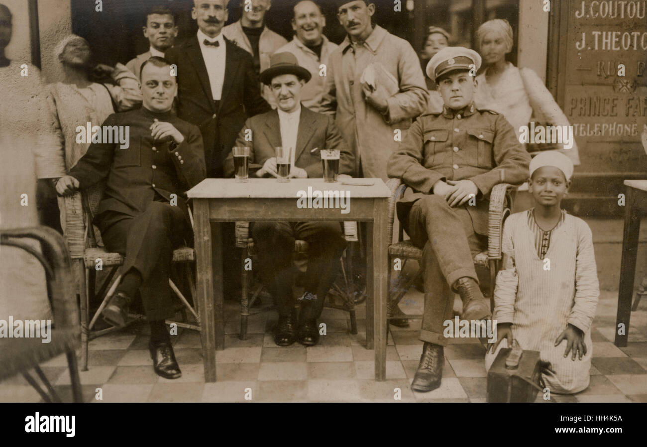 Uomini militari europei con locali a Port Said, Egitto Foto Stock