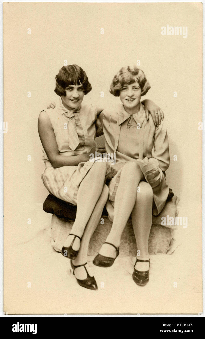 Due amiche da donna in un abbigliamento elegante Foto Stock