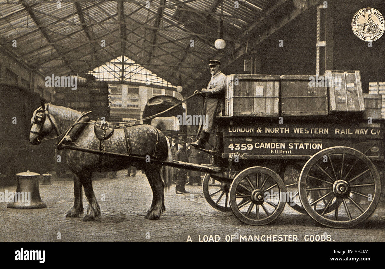 Un carico di 'Manchester' le merci trasportate da un cavallo carrello per la LNWR (London & North Western Railway Co.) Deposito Merci a Camden, Londra. Foto Stock