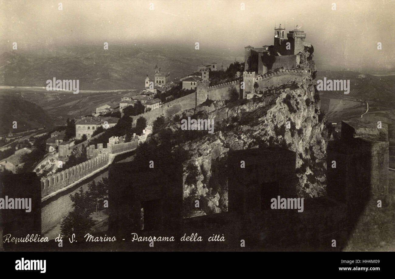 San Marino - Panorama della città e mura difensive Foto Stock