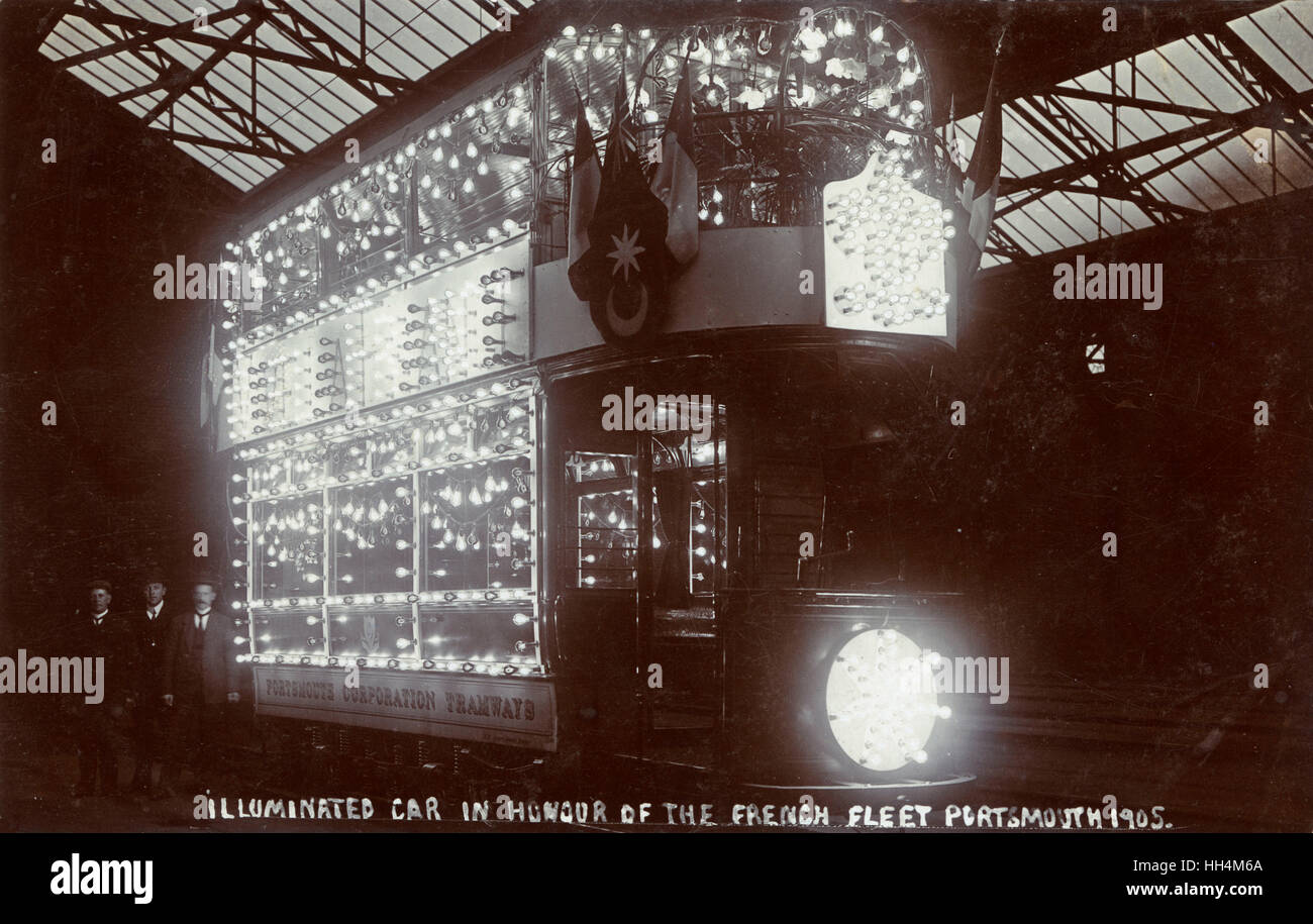 Portsmouth - tram illuminato per celebrare la flotta francese Foto Stock