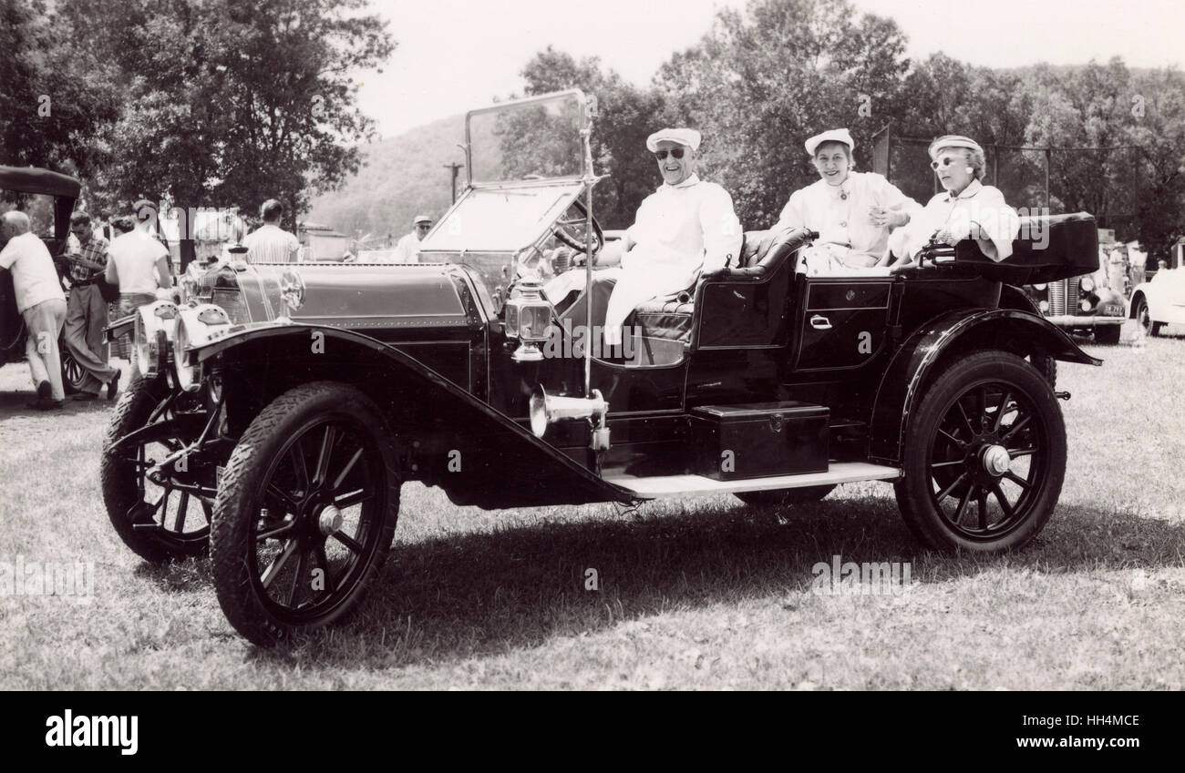 American Club Auto incontro con auto d'epoca, Orange County, nello Stato di New York, Stati Uniti d'America -- un motore a quattro cilindri 1911 Cadillac nel Greenwood area lacustre. Foto Stock