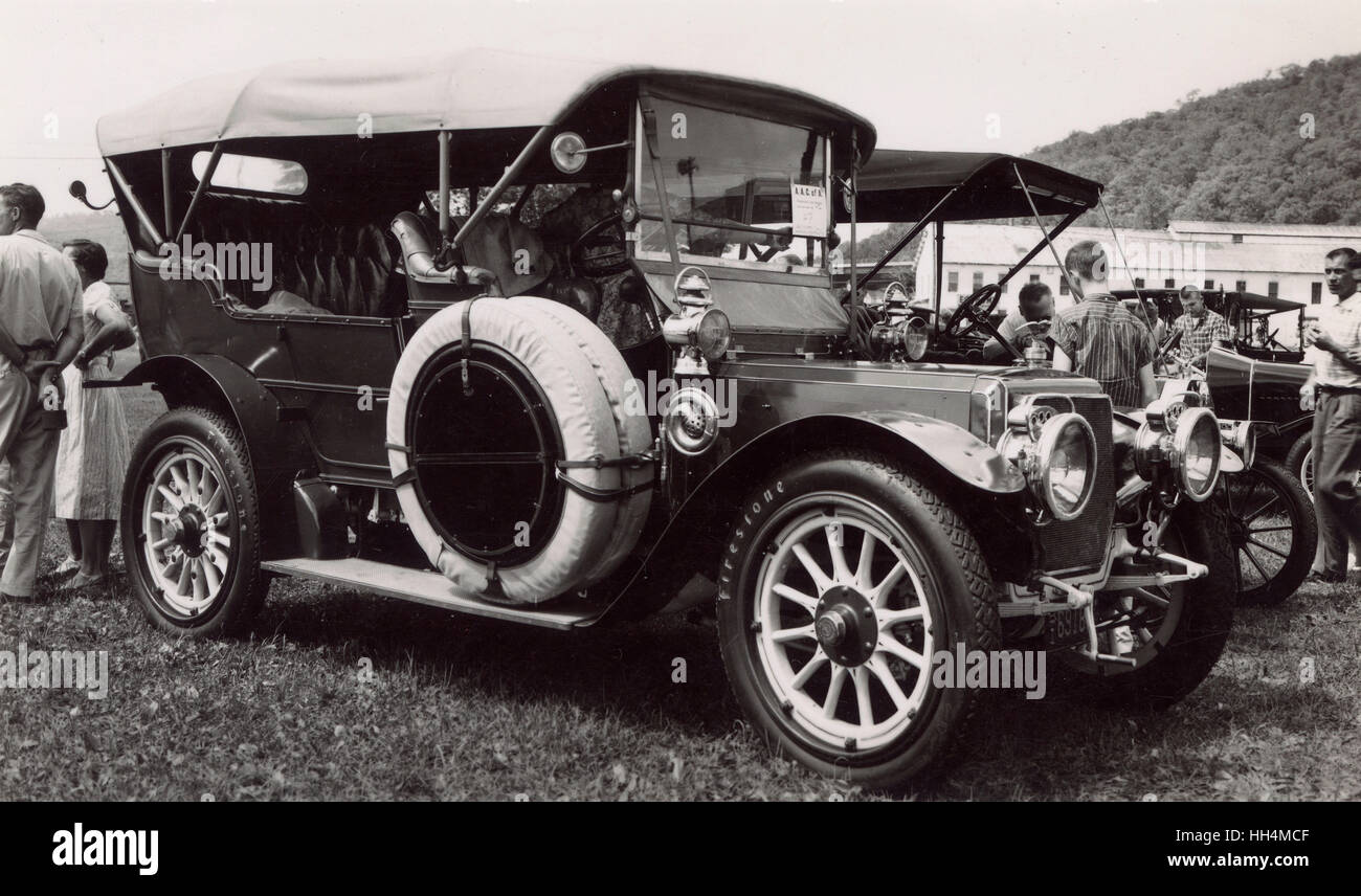 American Club Auto incontro con auto d'epoca, Orange County, nello Stato di New York, Stati Uniti d'America -- a sei cilindri a trasmissione a catena 1906 Panhard Levassor nel Greenwood area lacustre. Foto Stock