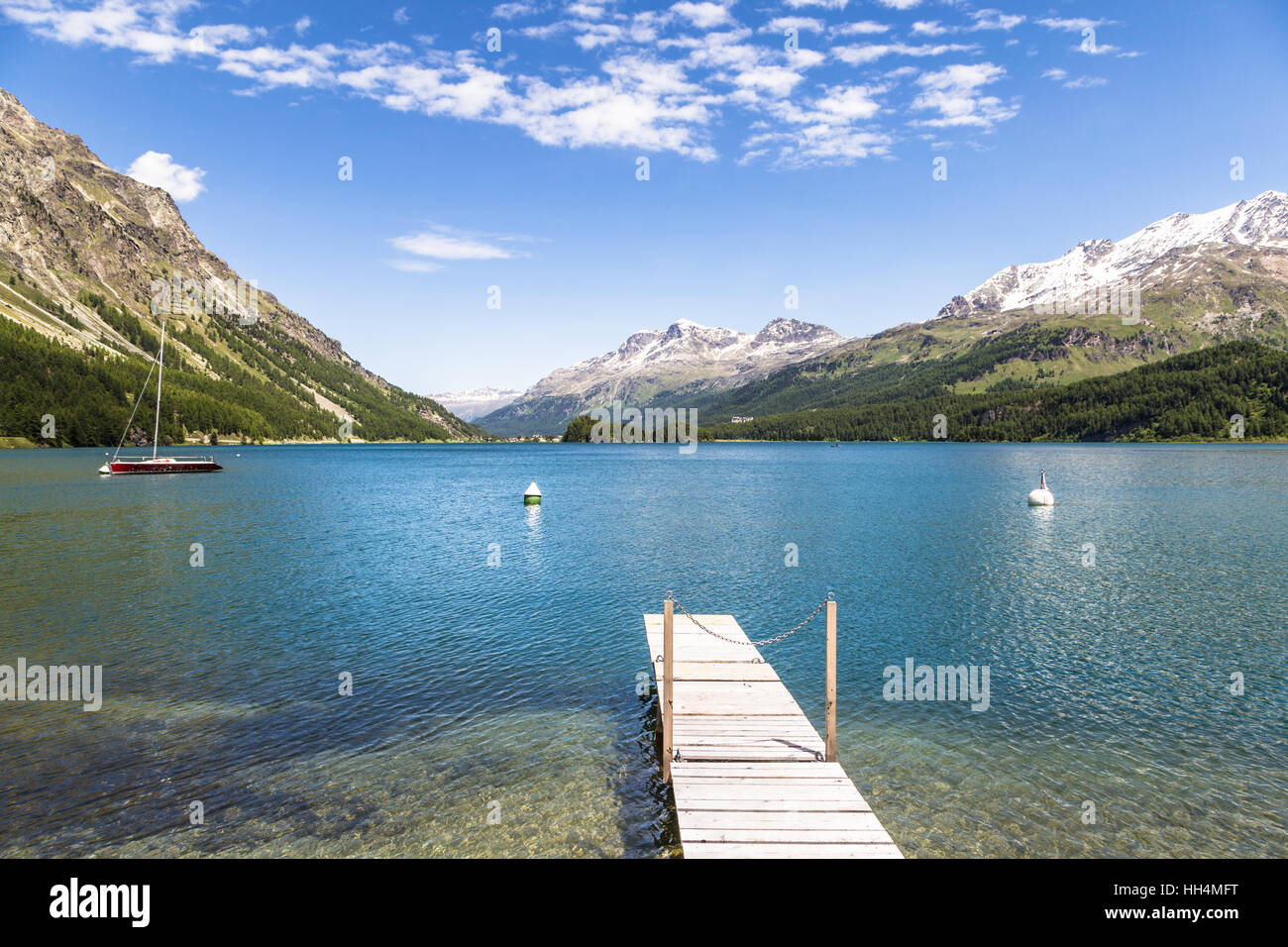 Pontile in legno per il lago di Sils nel Canton Grigioni vicino a St Mority nelle alpi montagne in Svizzera Foto Stock