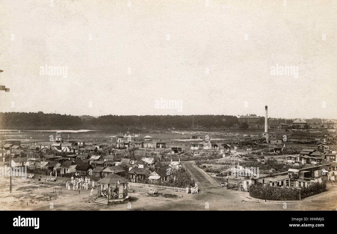 Navale tedesco e accampamento militare, Tsingtao (Qingdao, Cina, durante la Prima Guerra Mondiale, visto da a bordo di una nave da guerra. Foto Stock