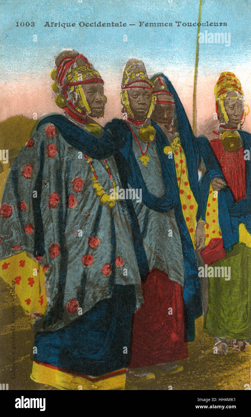 Le donne da Bukina Faso - mostra il distintivo di elaborare acconciature e complemento di testa e le varietà di coloratissimi capi di abbigliamento indossati. Essi sono dal Toucouleurs o Tukulor (o Haalpulaar'en) tribù, un gruppo distinto da ma correlata alla Fula Foto Stock