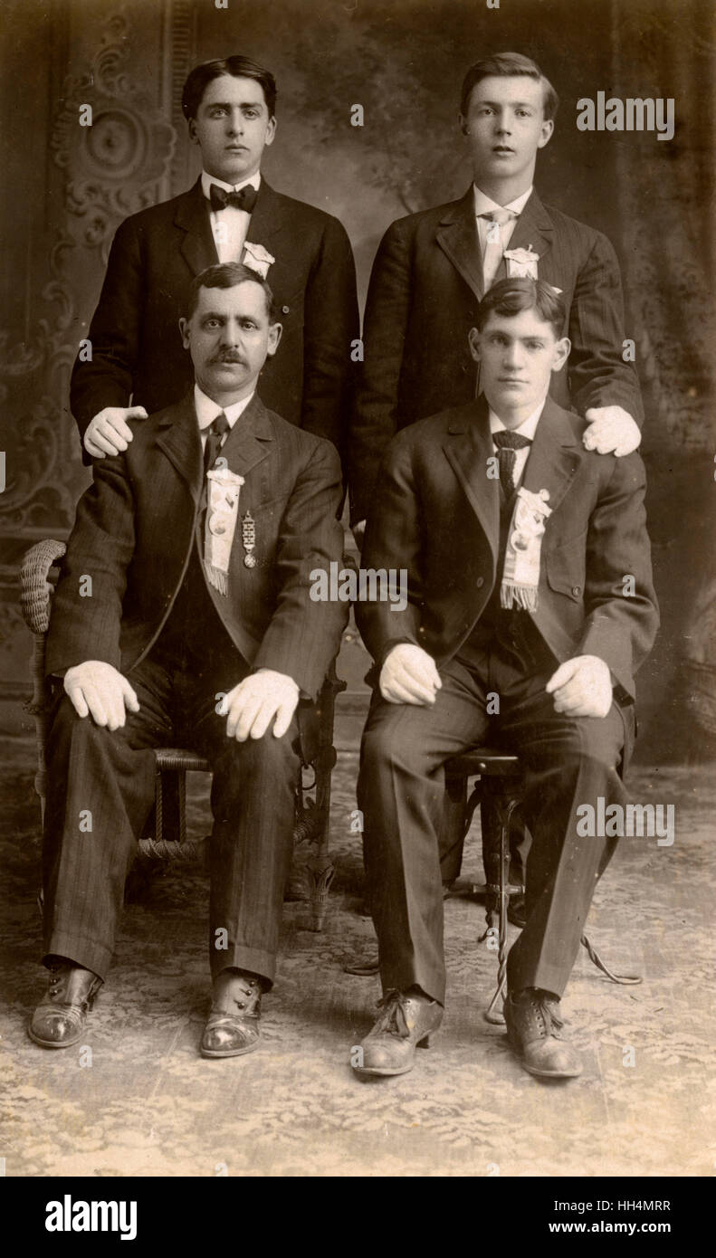 Quattro uomini in Masonic Regalia (nastri, distintivi e guanti bianchi), Nord America. Foto Stock