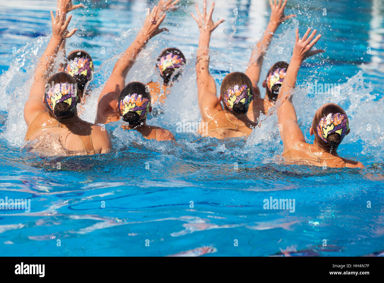 Nuoto sincronizzato team di eseguire una routine di sincronizzato di elaborare si muove in acqua Foto Stock