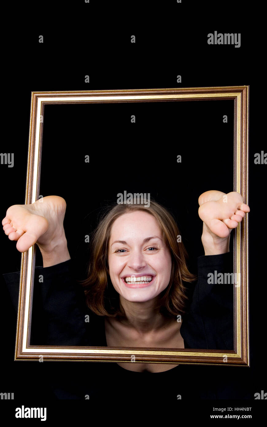 Divertente immagine, donna con le dita dei piedi nella cornice immagine Foto Stock