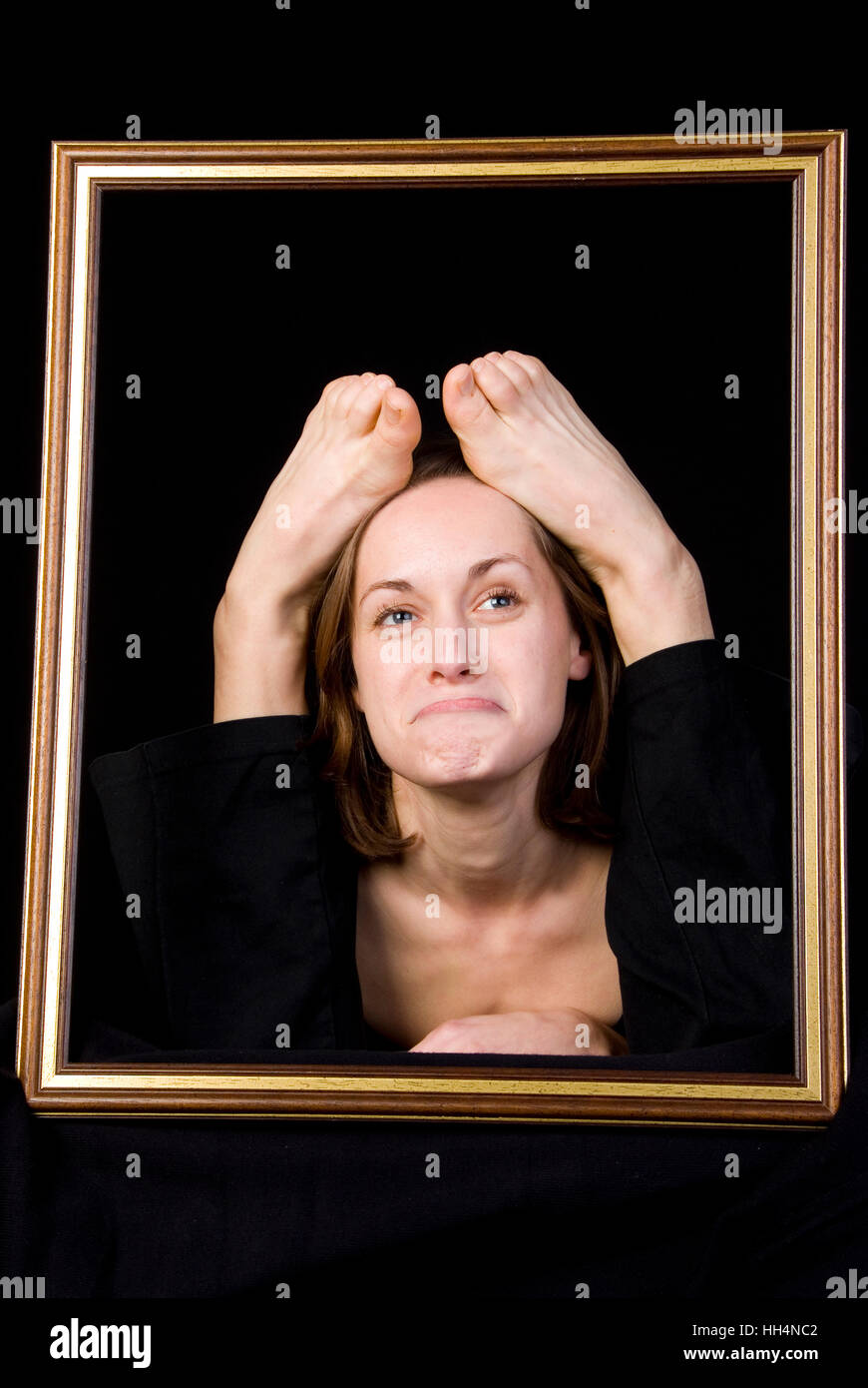 Divertente immagine, donna con le dita dei piedi nella cornice immagine Foto Stock