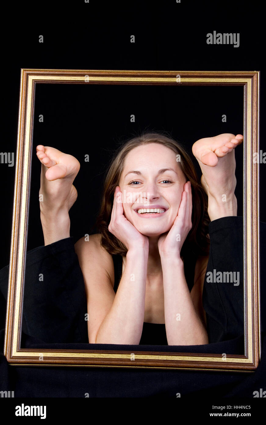 Divertente immagine, donna con le dita dei piedi nella cornice immagine Foto Stock