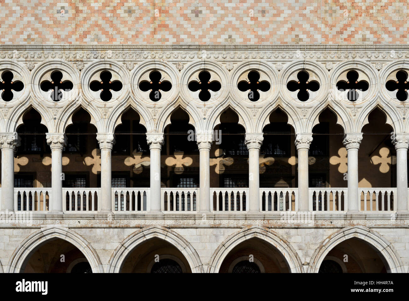 Architettura gotica veneziana di Palazzo Ducale a tre livelli, in Piazza San Marco Foto Stock