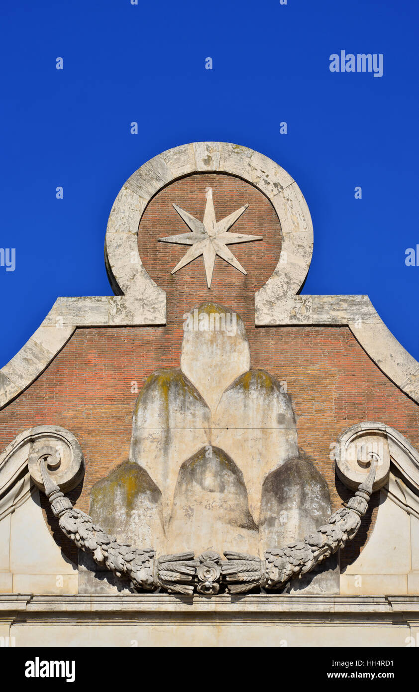 Casa di Chigi nobile famiglia romana emblema con montagne e star, nella parte superiore della Piazza del Popolo cancello principale in Roma (XVII secolo). Foto Stock