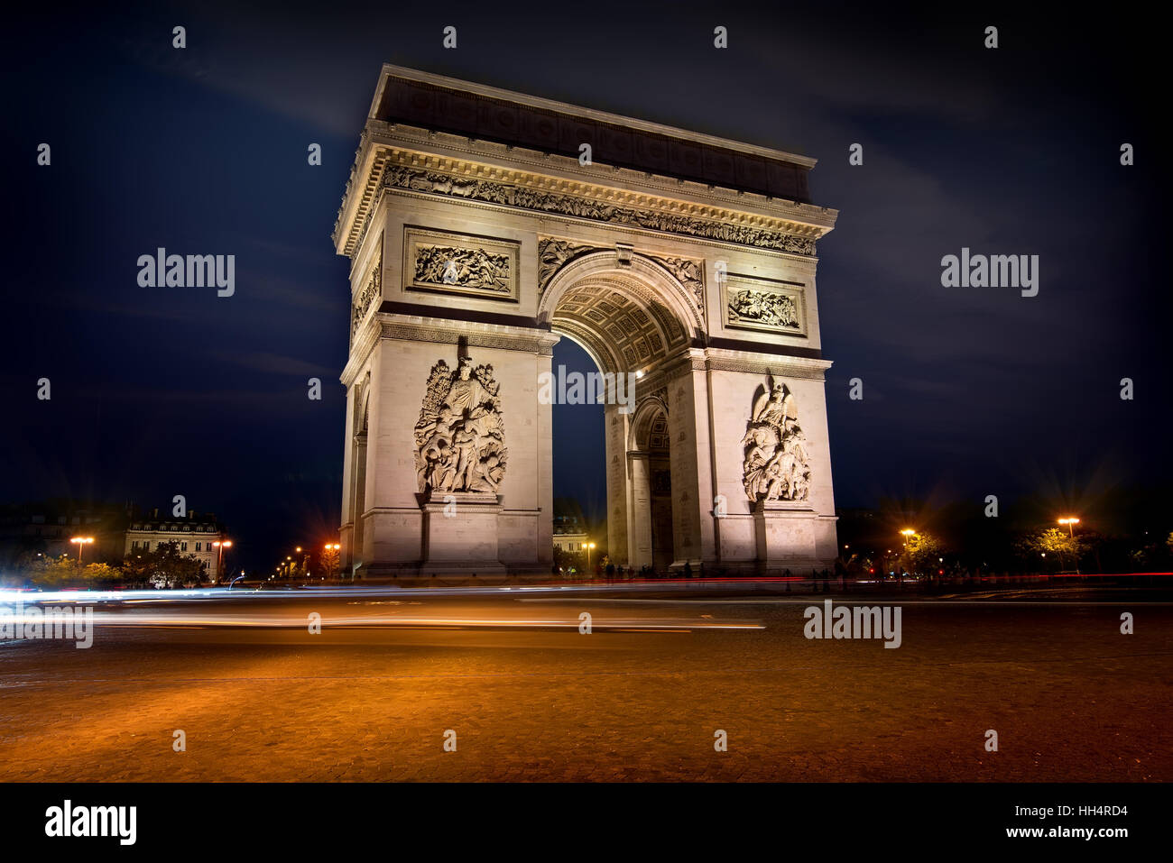 Illuminata Arc de Triomphe a Parigi, Francia Foto Stock