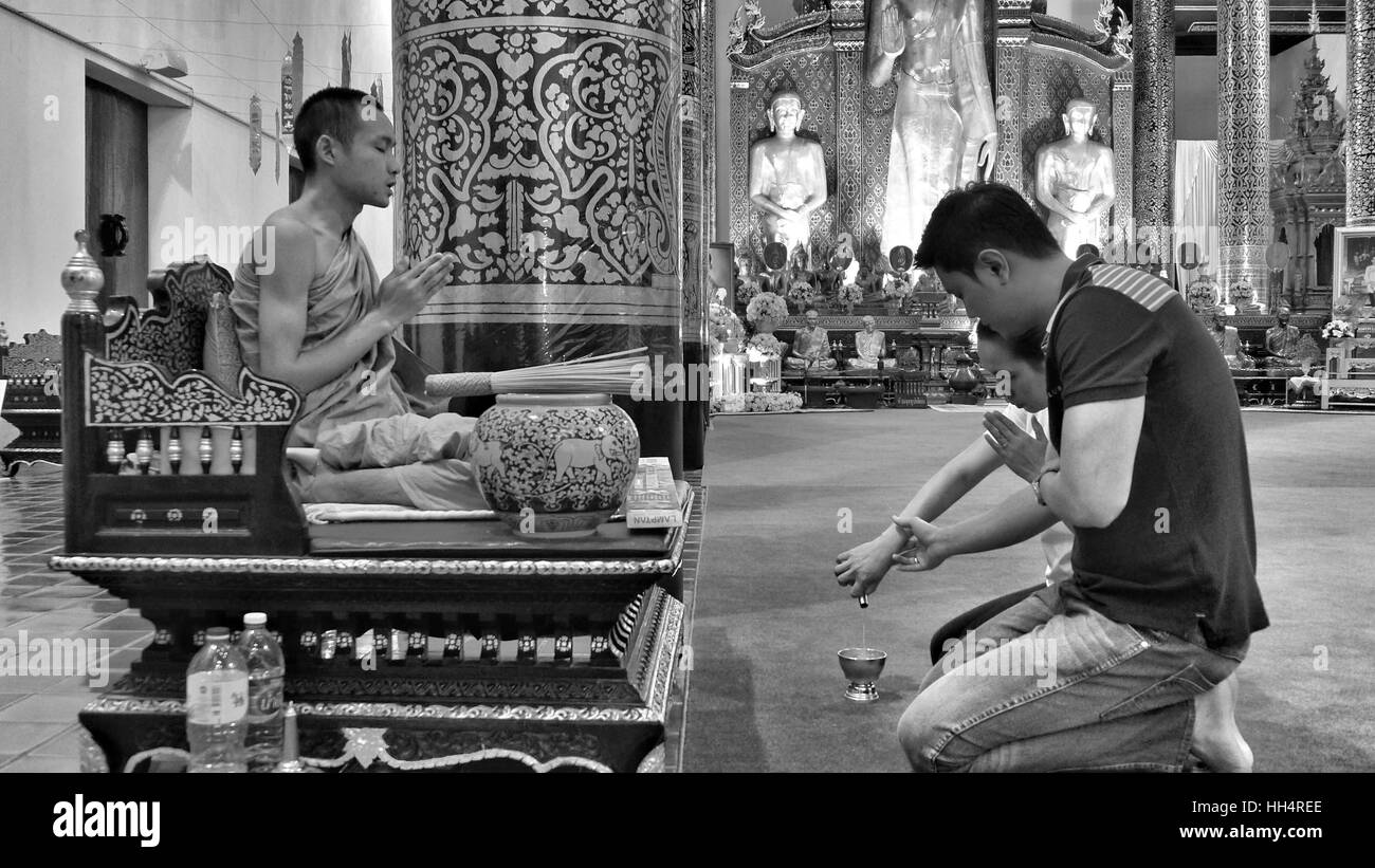 Monaco buddista di eseguire un rituale religioso, Wat Chedi Luang, Chiang Mai, Thailandia Foto Stock