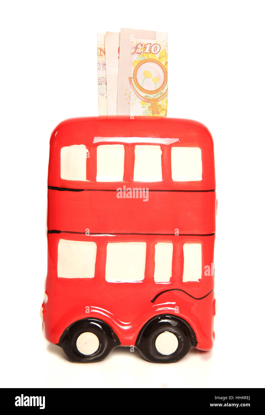 London bus rosso ornamento casella di denaro con dieci pound nota intaglio Foto Stock