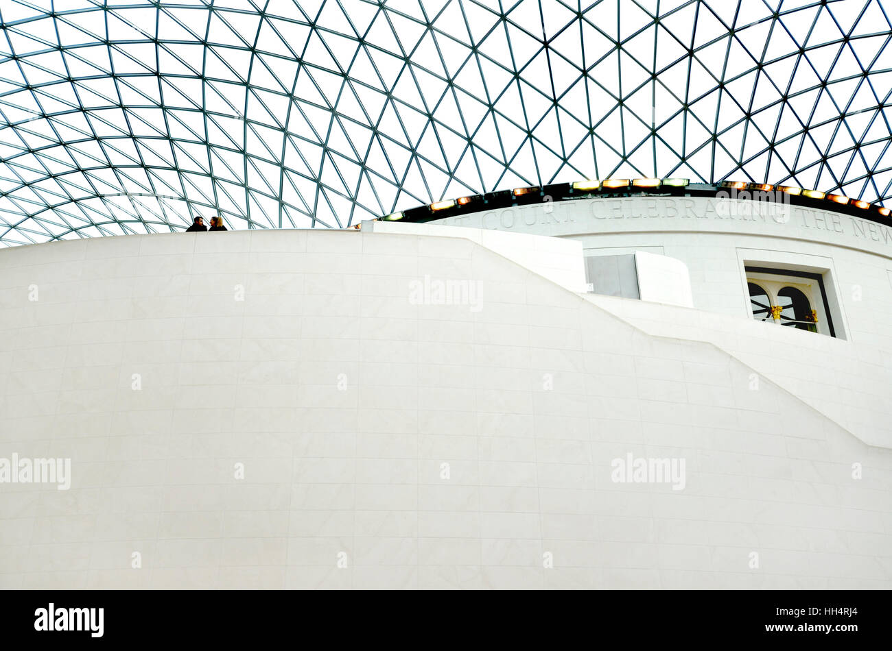 Londra, Inghilterra, Regno Unito. British Museum - Grande Corte (Foster e Partner: 2000) Oggetto del cortile interno con la sala di lettura al centro Foto Stock