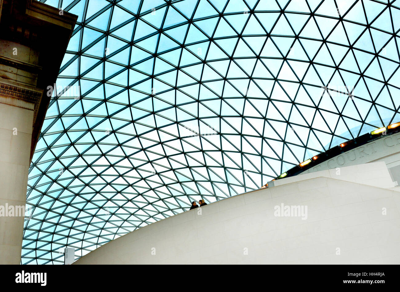 Londra, Inghilterra, Regno Unito. British Museum - Grande Corte (Foster e Partner: 2000) Oggetto del cortile interno con la sala di lettura al centro Foto Stock