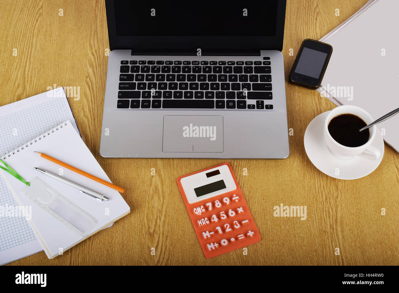 Mock up di oggetti come computer, calcolatrice e smartphone su un sfondo di legno, vista frontale Foto Stock