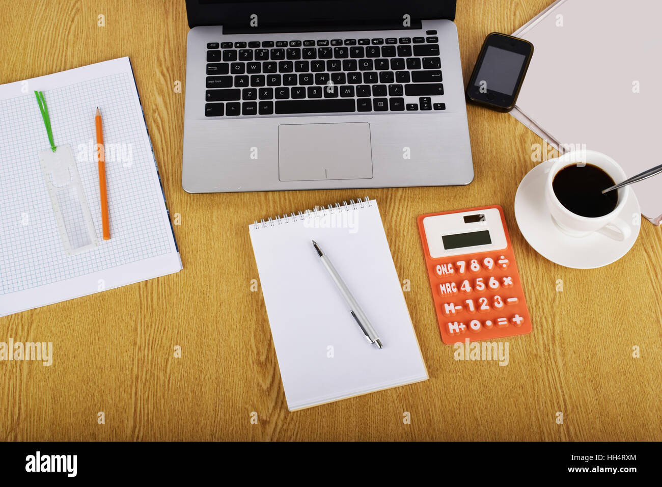 Mock up di oggetti come computer, calcolatrice e smartphone su un sfondo di legno, vista frontale Foto Stock