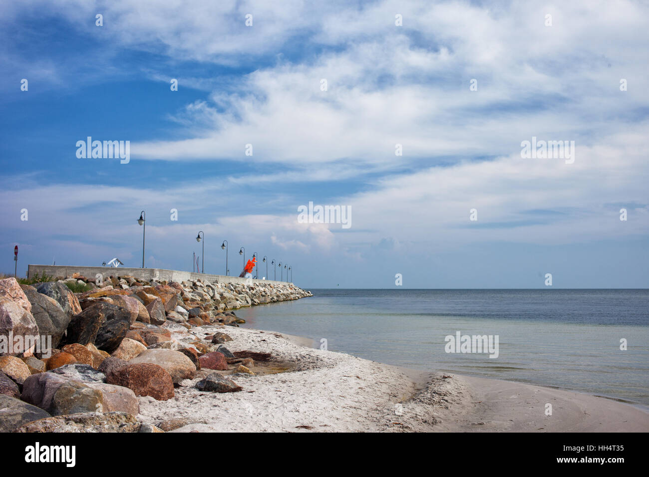 Porta di calcestruzzo con molo frangiflutti e piccola spiaggia a Mar Baltico bay sulla penisola di Hel in Kuznica, Polonia Foto Stock