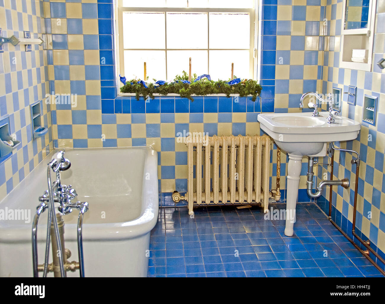 Vecchio Bagno in casa con piastrelle blu Foto Stock