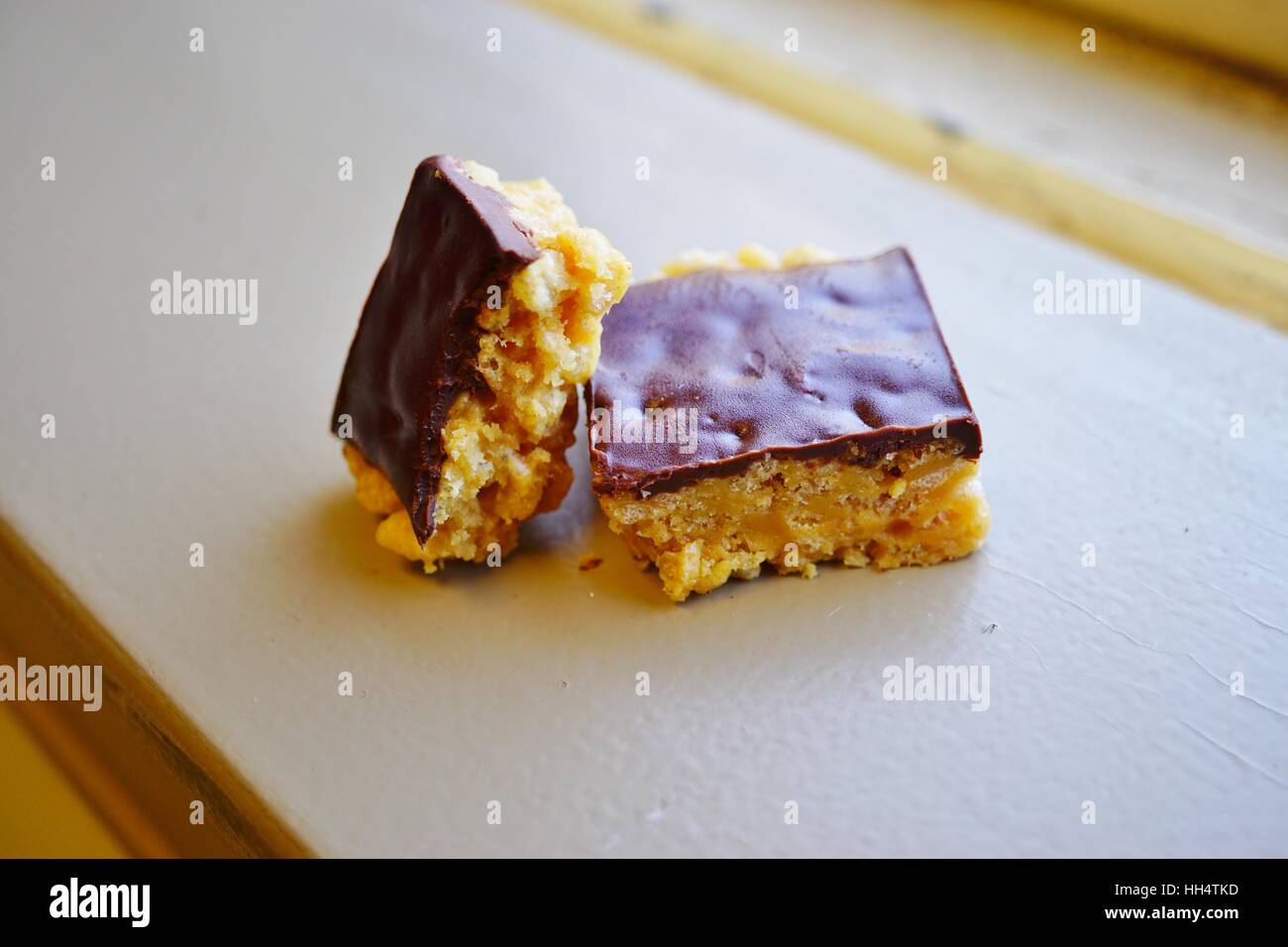 Burro di arachidi rice crisp bar cookie ricoperti di cioccolato Foto Stock