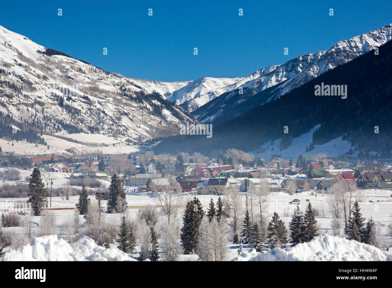 Silverton, Colorado - Fumo sovrasta Silverton dovuta alla combustione di legna per il riscaldamento domestico. Foto Stock