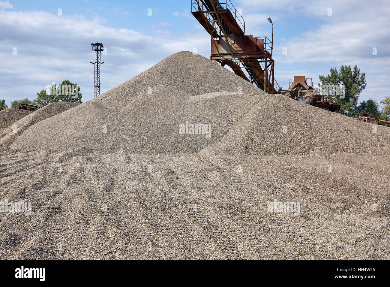 Antica pietra impianto di frantumazione. Ghiaia di mulino. Foto Stock