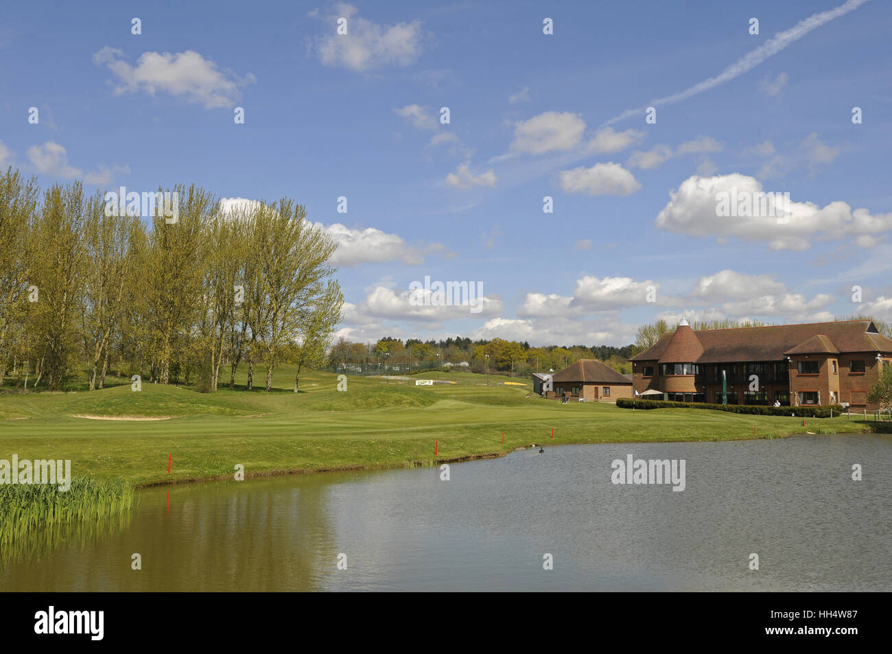 Vista sul lago al XVIII verde e la clubhouse Birchwood Park Golf Club Kent England Foto Stock