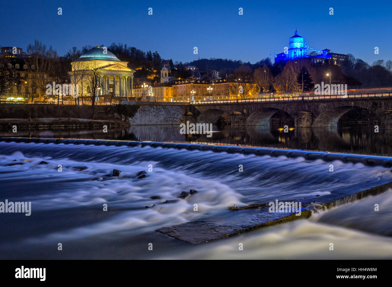 Torino (Torino) chiesa della Gran Madre fiume Po e Monte dei Cappuccini a blue ora Foto Stock