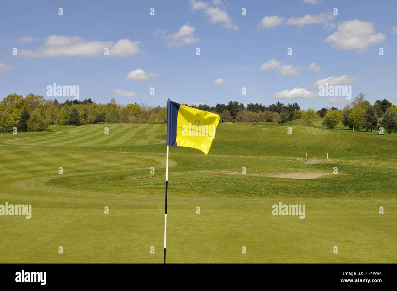 Vista su 9 verde con bandiera al Fairway Birchwood Park Golf Club Kent England Foto Stock