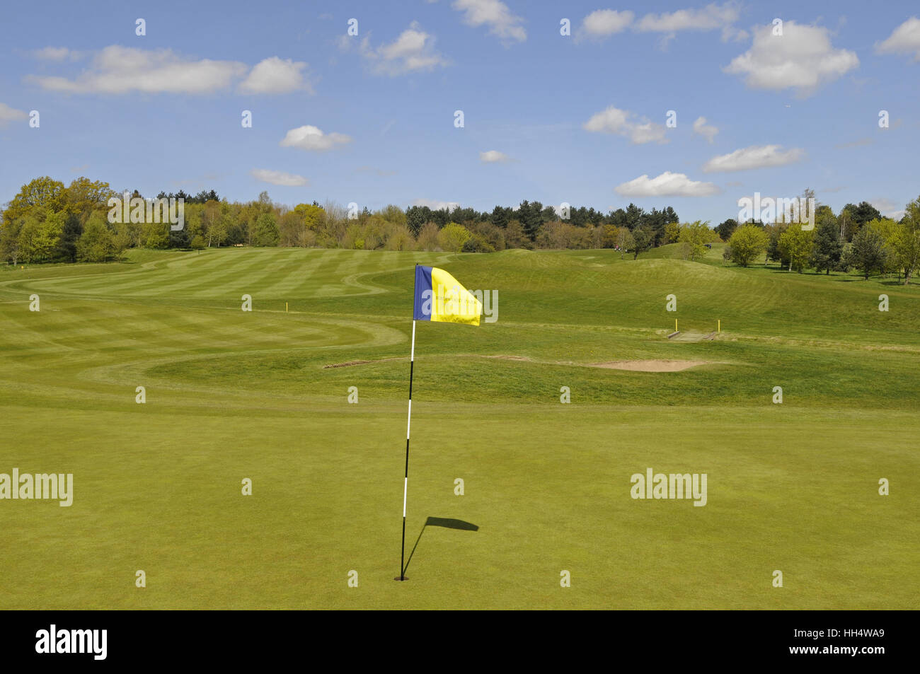 Vista su 9 verde con bandiera al Fairway Birchwood Park Golf Club Kent England Foto Stock