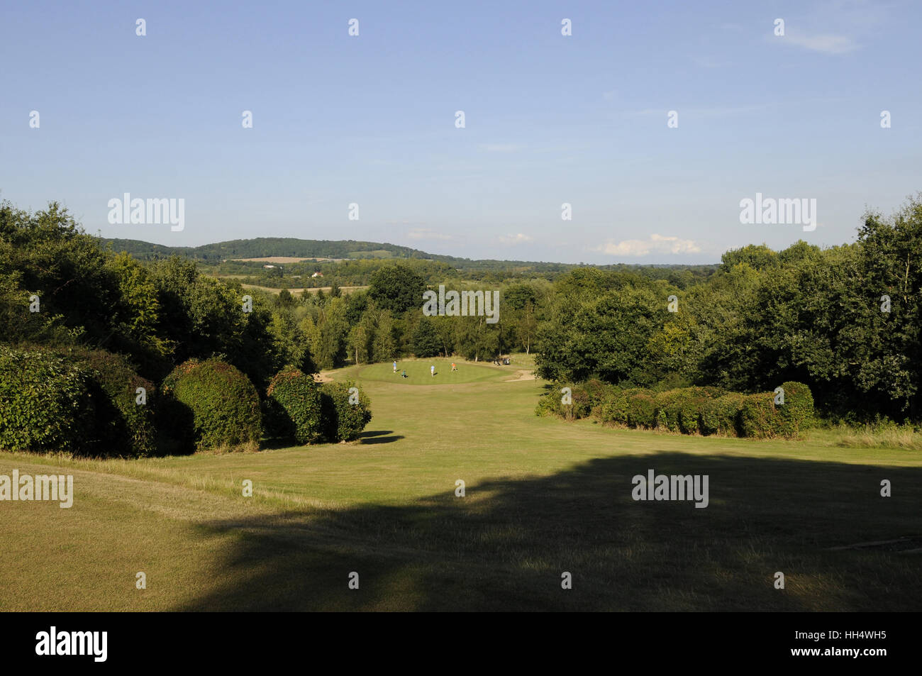 Vista del XIV foro dal tee con Surrey Hills in background, Bletchingley Golf Club Surrey in Inghilterra Foto Stock