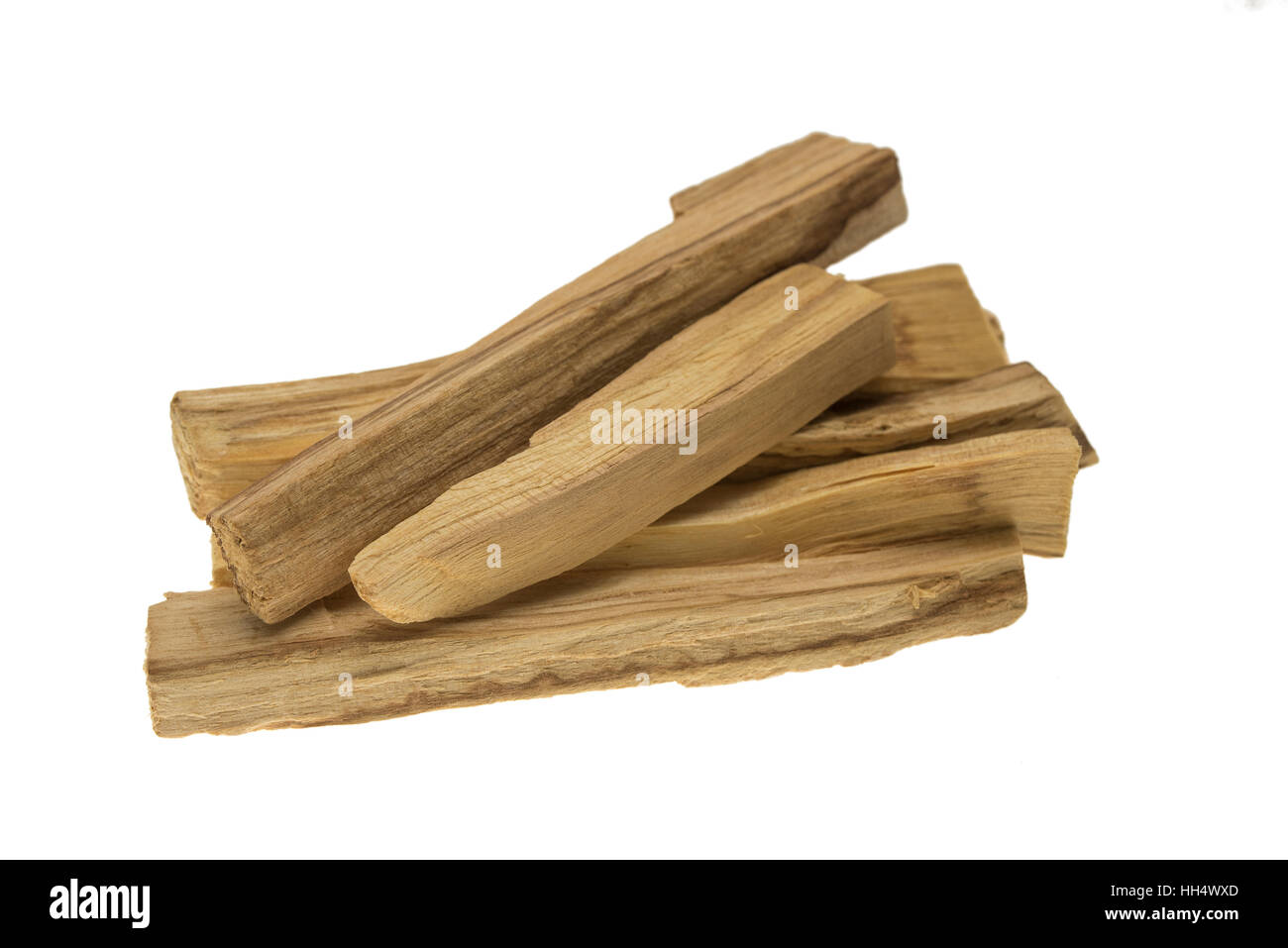Un mucchio di aromatico palo santo santa o bastoncini di legno su sfondo bianco Foto Stock