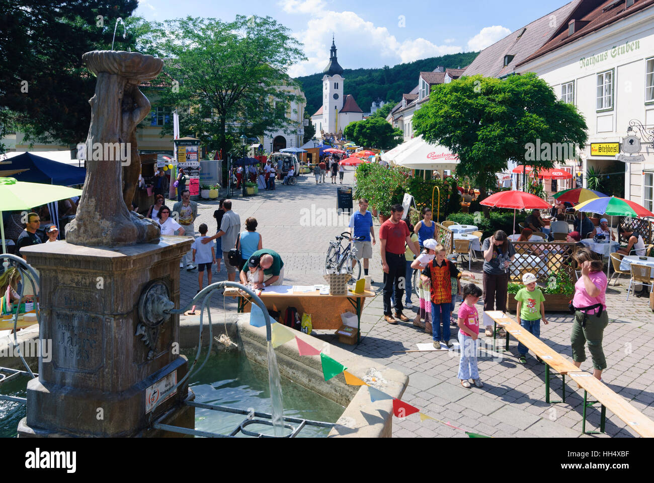 Purkersdorf: festa pubblica sulla piazza principale con la chiesa parrocchiale di San Giacomo, Wienerwald, Vienna Woods, Niederösterreich, Austria Inferiore, Austria Foto Stock