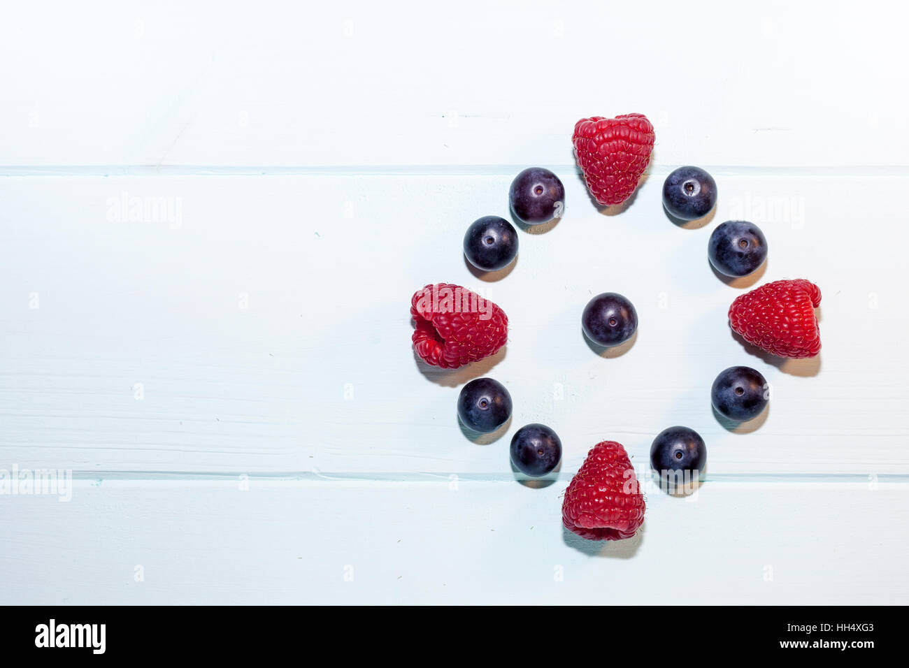 Frutta Fresca In Cerchio Design Clockface Composta Di Lamponi E Mirtilli Il Tempo Per Cambiare Idea Spazio Per Il Testo Foto Stock Alamy