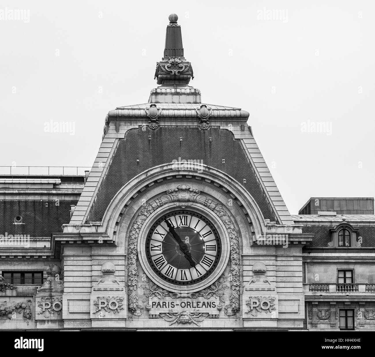 Una immagine in bianco e nero del clock sull'esterno del Musee D'Orsay a Parigi Francia. Foto Stock