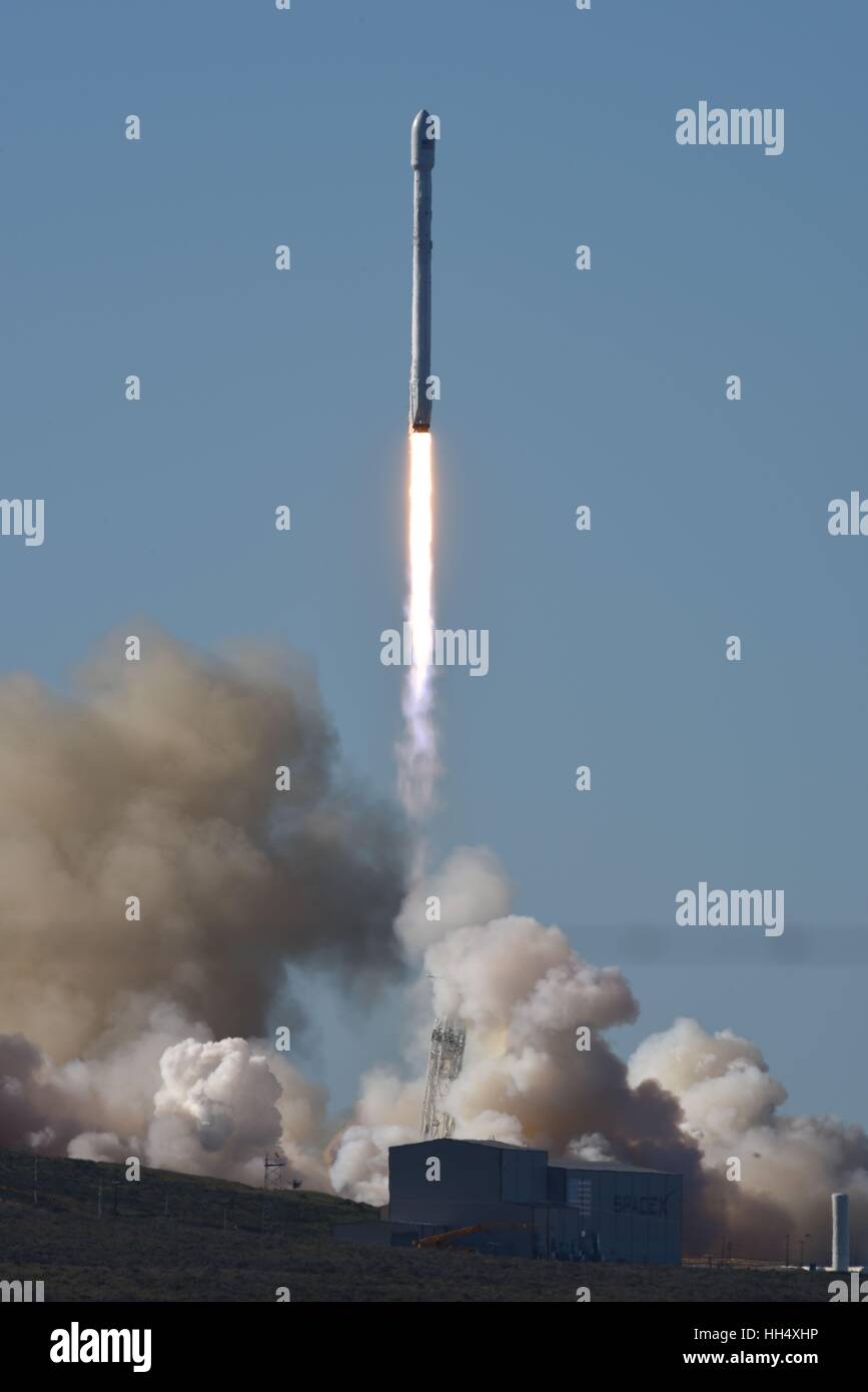 La SpaceX Falcon 9 rocket lift off portante il prossimo Iridium satellite da Space Launch Complex-4, a Vandenberg Air Force Base di Gennaio 14, 2017 in Lompoc, California. L'iridio prossimo sostituirà il worldÕs commerciale più grande rete satellitare di basso-satelliti in orbita terrestre. Foto Stock