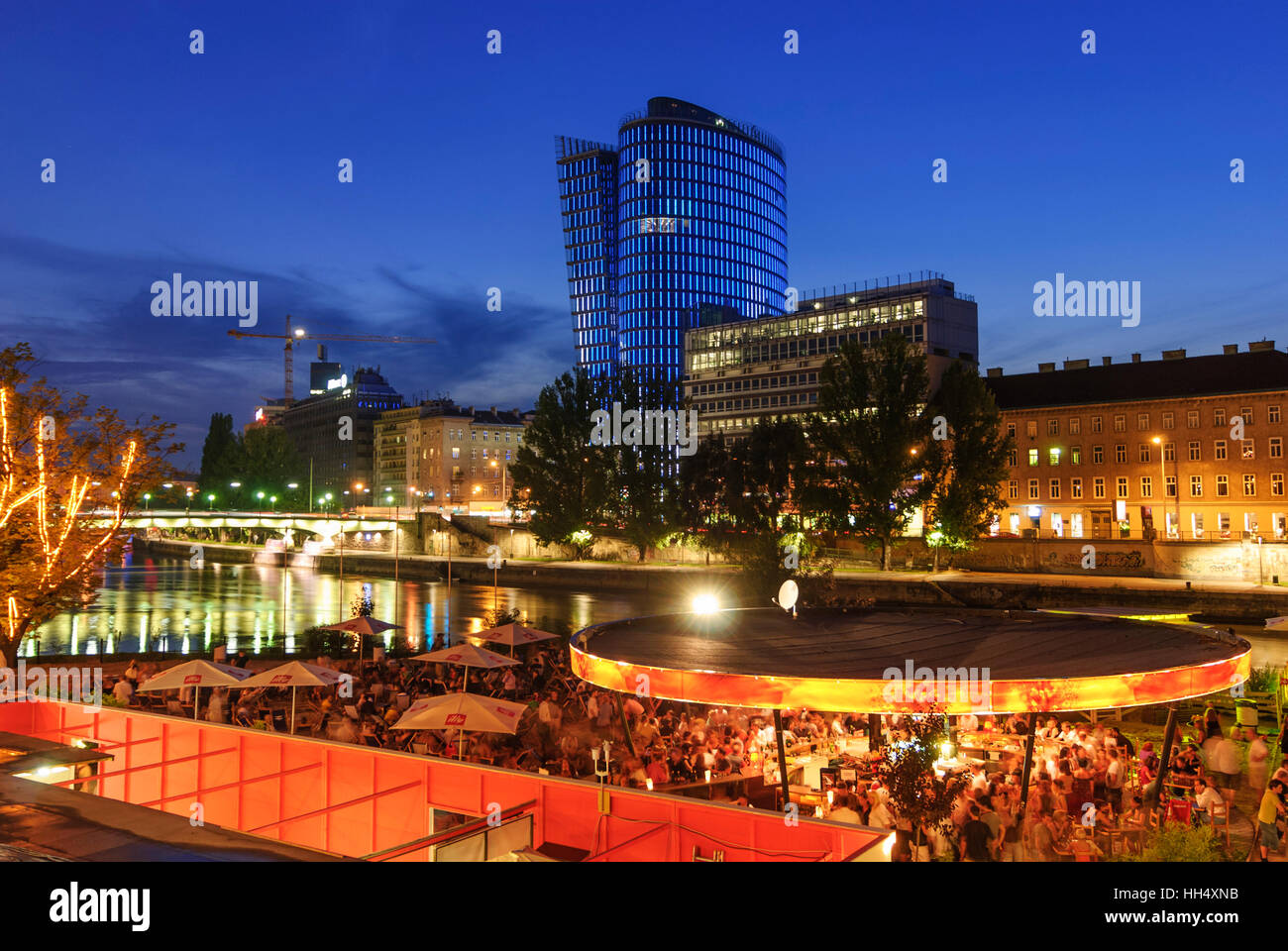 Wien, Vienna: beach bar Herrmann al canale del Danubio con Uniqa Tower (media facciata con un punto dalla matrice di LED), 03., Wien, Austria Foto Stock