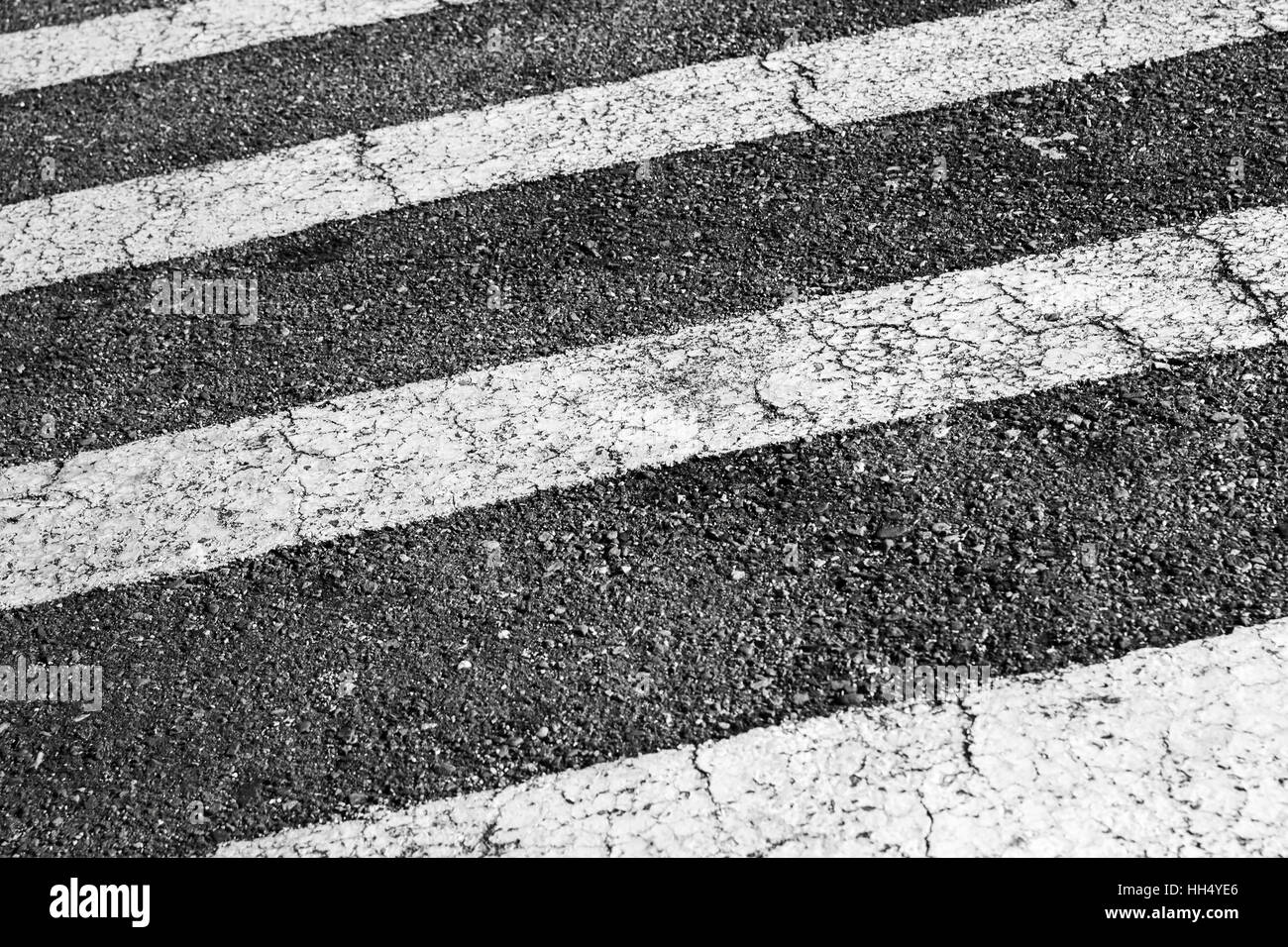 Zebra. Attraversamento pedonale segnaletica, strisce bianche oltre il buio asfalto, foto di sfondo Foto Stock