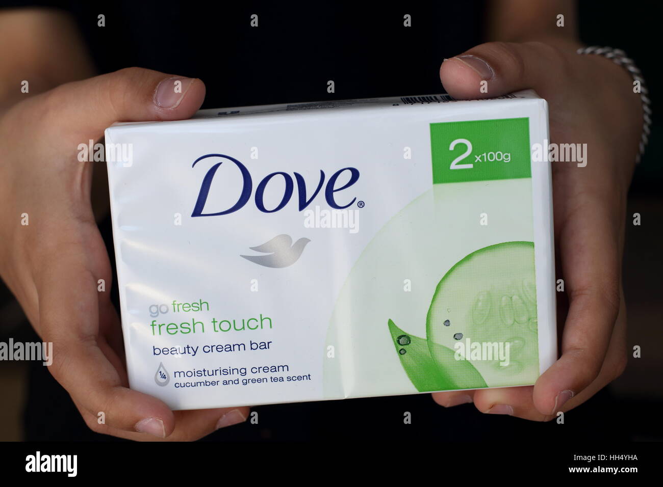 Stretta di mano azienda Dove andare fresche fresche di toccare la crema di bellezza Bar isolato su sfondo nero Foto Stock