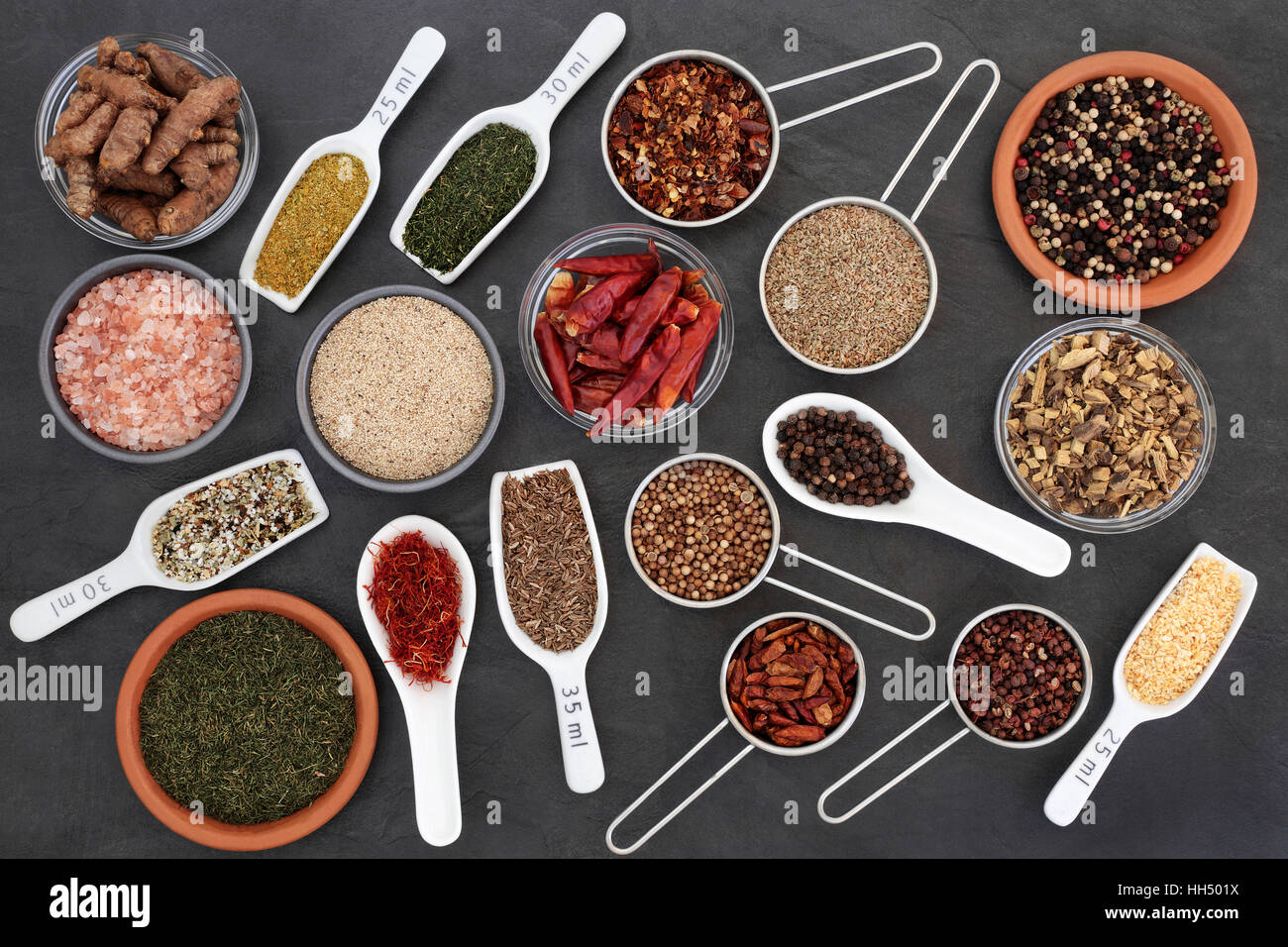 Erba essiccata e selezione delle spezie elevata di antiossidanti e vitamine su sfondo di ardesia. Foto Stock