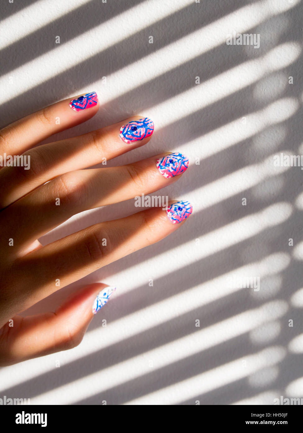 Mano con stripe ombre Foto Stock