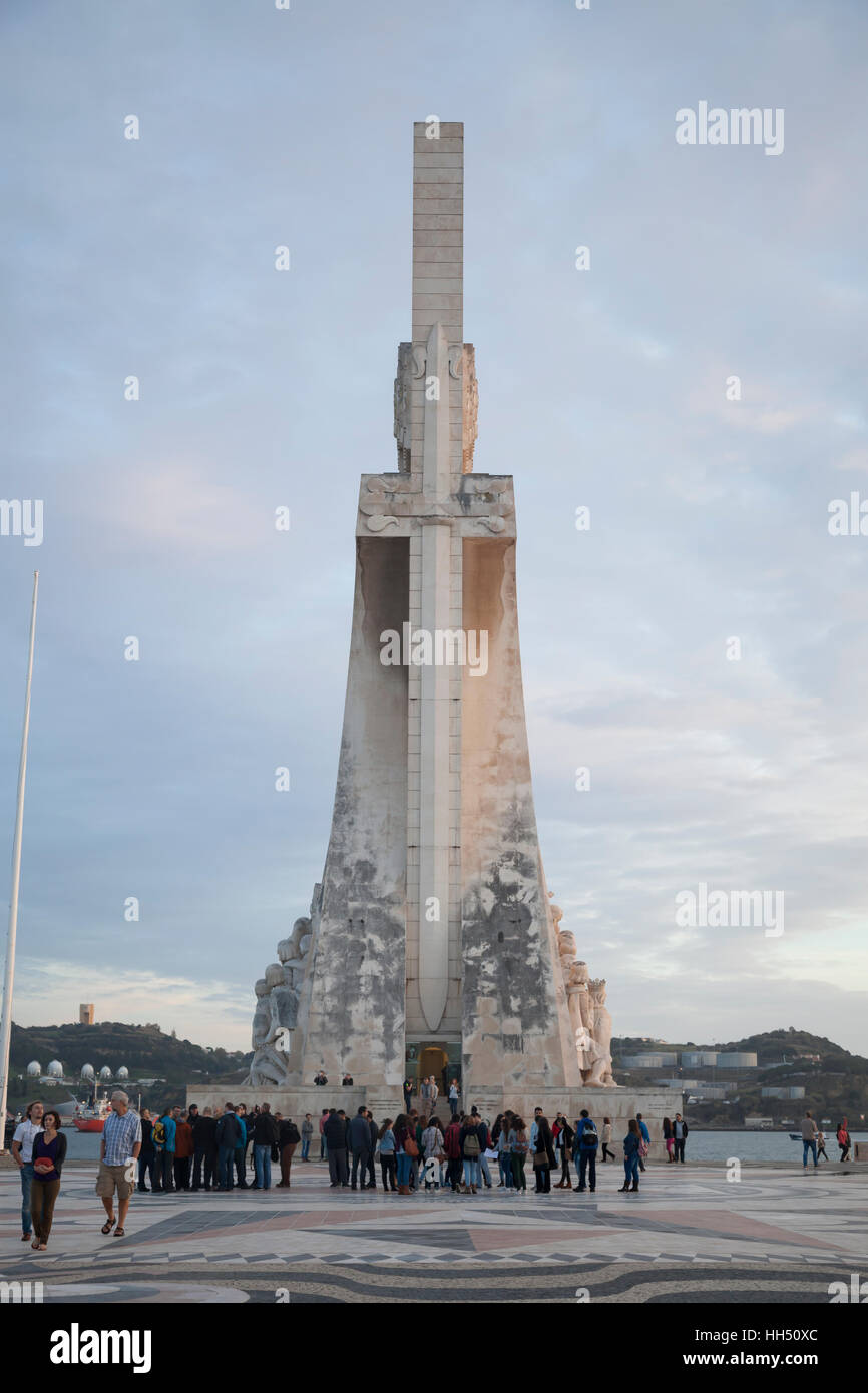 Lisbona, Portogallo: monumento Padrão dos Descobrimentos al portoghese Età delle Scoperte nel XV e XVI secolo. Foto Stock